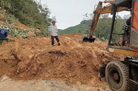 Mưa lớn gây sạt lở, tuyến đường lên biên giới ở Quảng Nam bị chia cắt