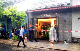 Mắc kẹt trong căn nhà bốc cháy giữa bão số 5, bố và con bị bỏng nặng