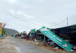 Gió bão quật đổ hàng loạt biển quảng cáo ki ốt ven biển Hà Tĩnh