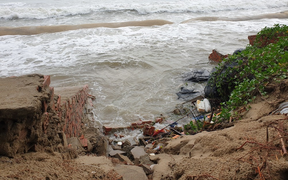 Ảnh: Mưa to, sóng lớn quật tan tác bờ kè Cửa Đại