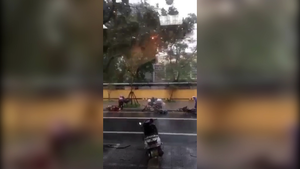 Clip: Xe máy bị gió thổi bay trong cơn bão số 5 ở Huế