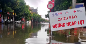 Ảnh: Mưa lớn, đường phố Hà Tĩnh biến thành sông