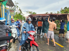 Video: Bão số 5 đổ bộ, gió khủng khiếp, nhà dân ở Thừa Thiên - Huế bay cả mái