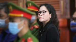 Cho rằng bị quy kết mối quan hệ với ông Nguyễn Thành Tài, bà Thúy khóc giữa tòa