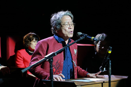 Video: Nhạc sĩ Phó Đức Phương ngẫu hứng gõ bàn hát 'Cùng một con đò'