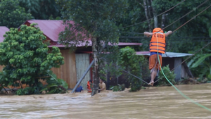 Nín thở xem công an Quảng Nam đu dây cứu người giữa dòng nước lũ