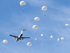 Xem lính dù Nga dũng mãnh hoàn thành màn đổ bộ đường không ở độ cao 3.000m