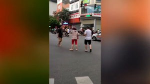 Clip: Va chạm giao thông, 2 người đàn ông lao vào đánh nhau, ngã tư tắc nghẽn