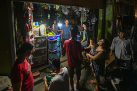 Người dân xếp hàng mua bóng đèn, bình ắc quy thắp sáng sau bão số 5