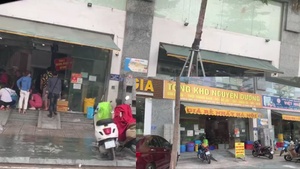 'Thủ phủ' hàng nhập lậu ở Hà Nội đồng loạt gỡ biển nhưng vẫn ngang nhiên mua bán