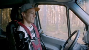 Chàng trai không tay chân lái ô tô khiến nhiều người thót tim