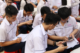 Cho học sinh dùng điện thoại trong lớp chẳng khác gì 'thả gà ra đuổi'