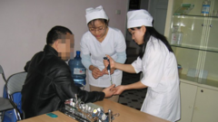 Bi hài chuyện ADN: Bố tức tối đưa hai con đi xét nghiệm vì không cùng nhóm máu