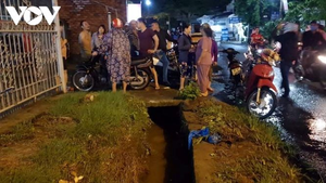 Tìm kiếm người phụ nữ trượt chân xuống mương bị nước cuốn trôi