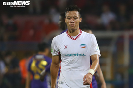 Hà Nội FC thắng ngược trong 6 phút, Quế Ngọc Hải cau có cãi nhau với đồng đội