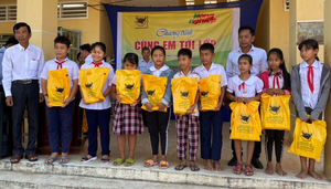 Nhiều học sinh khó khăn ở miền Tây được tiếp sức ngày đầu năm học