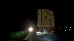 Clip: Container phanh cháy lốp, tránh xe máy đi ngược chiều trên cao tốc