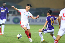 Sút bóng vào ngực Văn Quyết đang nằm sân, Trọng Đại khiến đàn anh nóng mặt