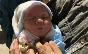 Bé gái sơ sinh bị bỏ rơi trong xe rác kèm lời nhắn 'không nuôi được'