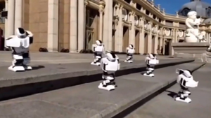 Video: Robot nhảy múa chào tân sinh viên tại Trung Quốc