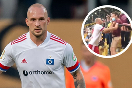 Cầu thủ Đức bỏ phỏng vấn, tấn công một cổ động viên xúc phạm gia đình