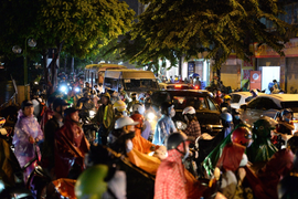 Ảnh: Mưa lớn kéo dài, đường phố Hà Nội ùn tắc hàng giờ liền