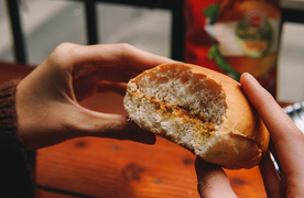 Vì sao nhiều người bị đau bụng khi ăn bánh mỳ?