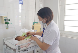 Bà cắt rốn cho cháu bằng thanh nứa, bé sơ sinh bị uốn ván nguy kịch