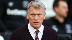HLV David Moyes cùng 2 học trò mắc COVID-19