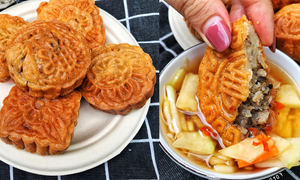 'Sốt xình xịch' món bánh trung thu rán nóng hổi, vừa thổi vừa ăn