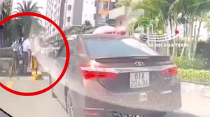 Clip: Tài xế ô tô túm tóc, hành hung người phụ nữ đi xe máy sau va chạm