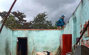 Lốc xoáy thổi bay hàng chục ngôi nhà của người dân ở Lâm Đồng