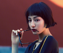 Địch Lệ Nhiệt Ba 'xấu lạ' mà vẫn cuốn hút với mái tóc cụt ngủn