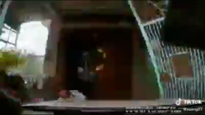 Đạp nhầm chân ga, nữ tài xế húc đổ cổng nhà, hất tung bố chồng đứng trong sân 