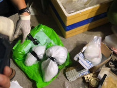 Bắt quả tang người đàn ông tàng trữ 5kg nghi ma túy trong nhà