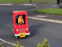 Người đàn ông chế tạo ô tô cho con từ động cơ xe tay ga cũ