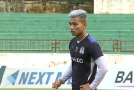 Vũ Văn Thanh trình làng kiểu tóc mới gây chú ý trên sân Vinh