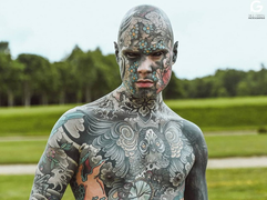 Xăm kín người, thầy giáo Pháp bị dọa đuổi việc