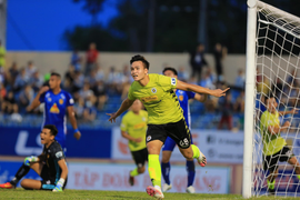 Hà Nội FC bị đội bóng cuối bảng Quảng Nam cầm chân