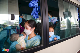 Hành khách trên chuyến bay quốc tế đầu tiên: 'Về được VN là phấn khởi lắm rồi'