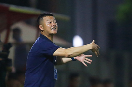 Văn Quyến hò hét thay HLV trưởng bị bệnh tim, đưa U17 SLNA vào chung kết