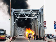 Hà Nội: Xe Range Rover bốc cháy trơ khung trên cầu Chương Dương