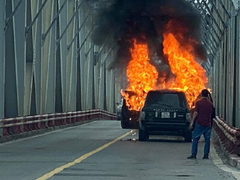 Video: Cận cảnh xe Range Rover bốc cháy trên cầu Chương Dương