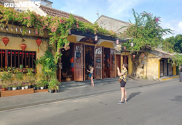 Ảnh: Mở cửa tham quan sau dịch COVID-19, phố cổ Hội An lác đác du khách