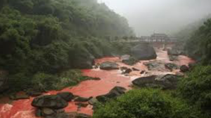 Dòng sông ở Trung Quốc chuyển màu đỏ như máu sau cơn mưa