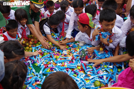 Lính biên phòng mang Trung thu đến với trẻ em nghèo biên giới Việt - Lào