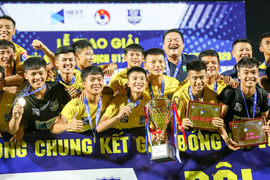 Văn Quyến thơm lây, SLNA tìm ra lứa kế thừa Phan Văn Đức