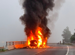 Xe container bốc cháy ngùn ngụt, tài xế tháo chạy thoát thân