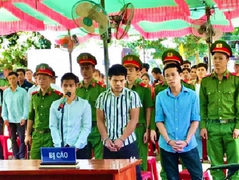 Chém chết bạn nhậu rồi vứt xác xuống sông, 3 bị cáo lĩnh 46 năm tù