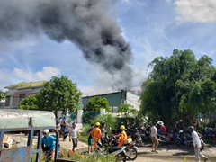 Ảnh: Kho chứa hải sản ở Quảng Nam bốc cháy ngùn ngụt